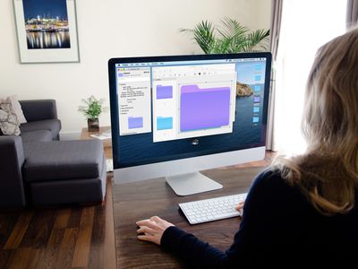 A woman changes the color of her folders on Mac.